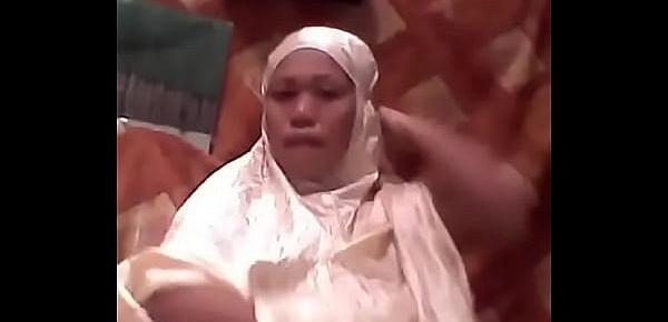  Hijabi girl masturbate on live streaming cams on twitter @sexyhijaber69